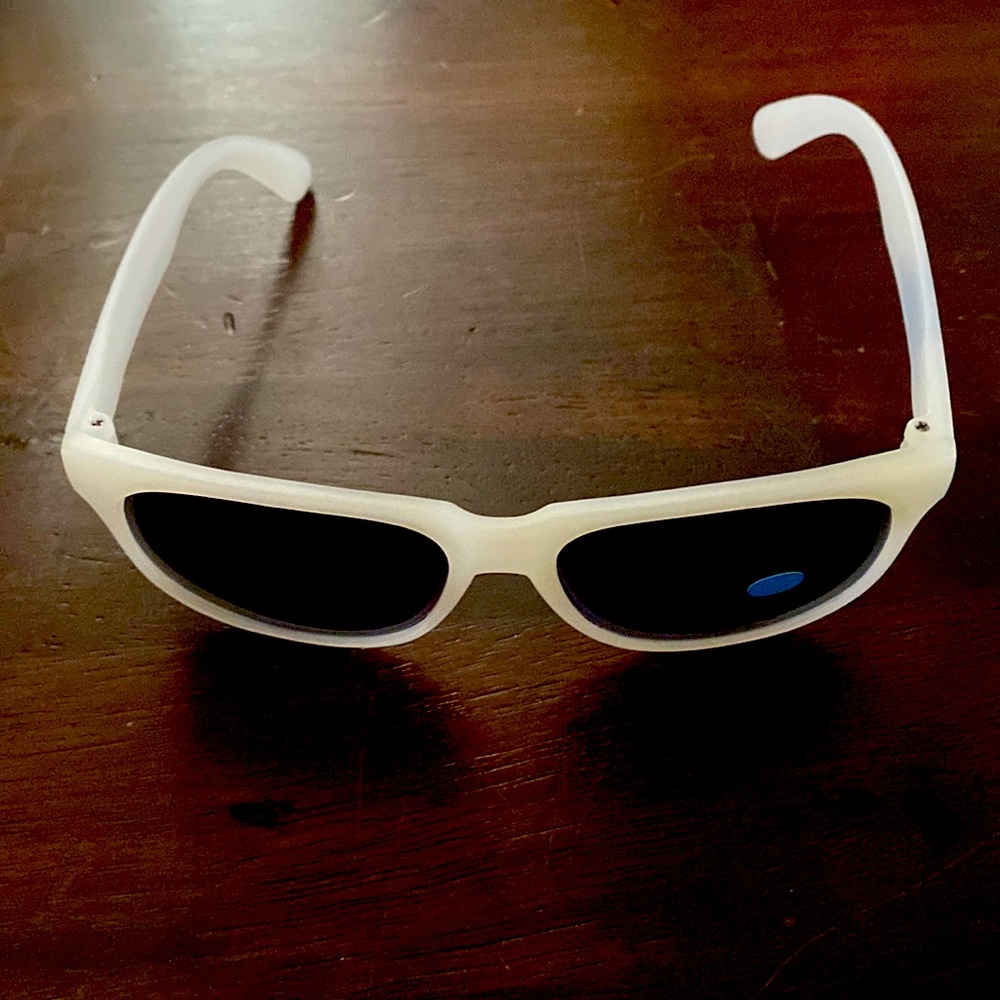 Sunlight color-changing sunglasses
